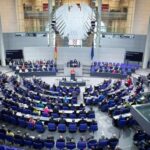 Blick in den Plenarsaal des Deutschen Bundestages mit Abgeordneten