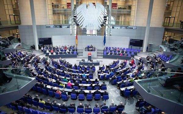 Blick in den Plenarsaal des Deutschen Bundestages mit Abgeordneten