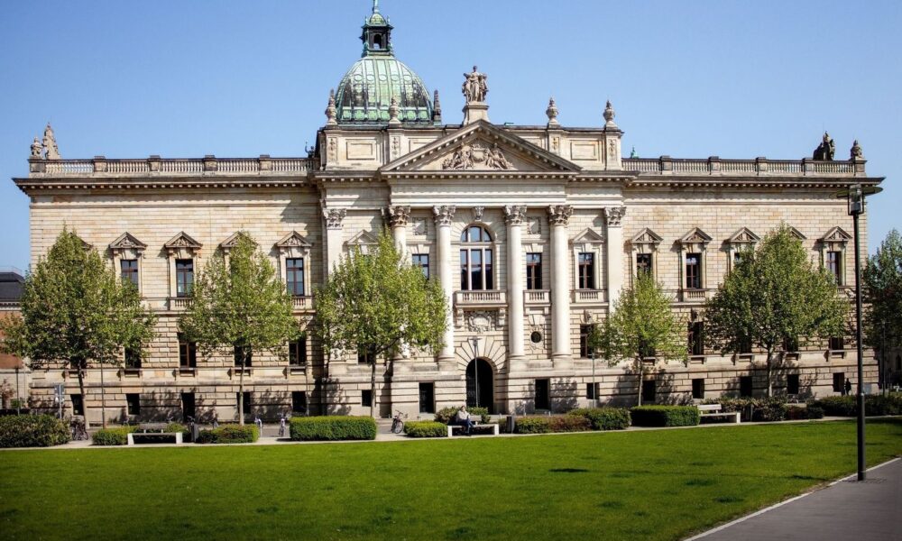 Historisches Gerichtsgebäude mit Kuppel und Säulen in Karlsruhe