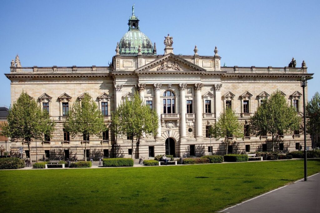 Historisches Gerichtsgebäude mit Kuppel und Säulen in Karlsruhe