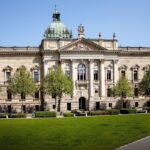 Historisches Gerichtsgebäude mit Kuppel und Säulen in Karlsruhe