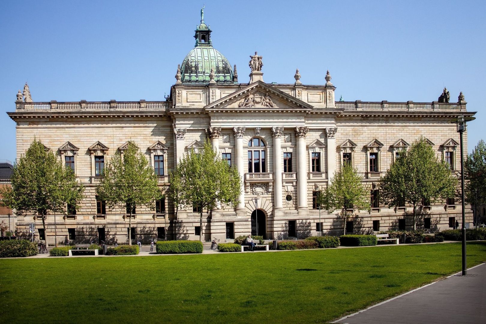 Historisches Gerichtsgebäude mit Kuppel und Säulen in Karlsruhe